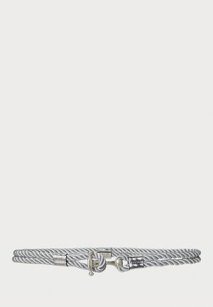 Bracelet en corde torsadée argentée avec fermoir en métal poli sur fond blanc uni.