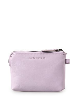 Kleine lavendelfarbene Ledertasche mit Reißverschluss und geprägtem "aunts & uncles"-Logo auf der Vorderseite.