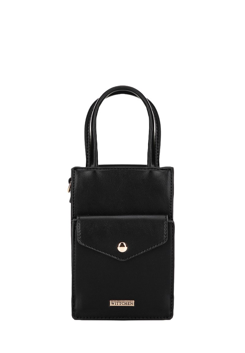 Sac à main en cuir noir avec deux poignées courtes, poche avant avec fermeture à pression, quincaillerie dorée et plaque de marque en bas.