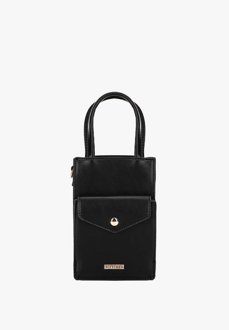 Schwarze Lederhandtasche mit zwei kurzen Griffen, Vordertasche mit Druckknopfverschluss, goldfarbene Beschläge und Markenplakette am Boden.