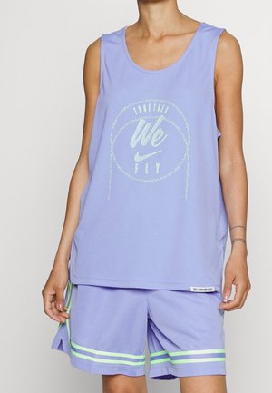 Persona che indossa una maglietta sportiva senza maniche lavanda e pantaloncini abbinati con strisce verdi, testo sulla maglia: "Together We Fly" con logo Nike.