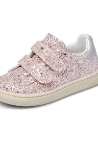 Zapatilla baja para niña con superficie de purpurina rosa, dos tiras de velcro, suela blanca y acento plateado en el talón.