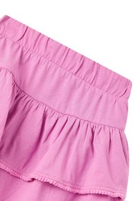 Gonna di tessuto rosa con orlo arricciato, vita elastica e texture liscia. Il design enfatizza un look a strati con morbidi arricciamenti.