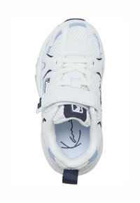 Valge ja sinine laste spordijalats võrgust pealispinnaga, velcro kinnituse ja paeltega ning polsterdatud kraega, vaadatuna ülalt.