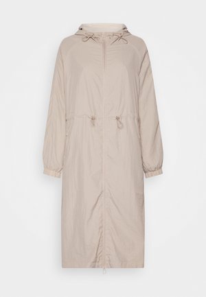 Cappotto impermeabile lungo beige con zip frontale, lacci regolabili in vita e polsini elastici.