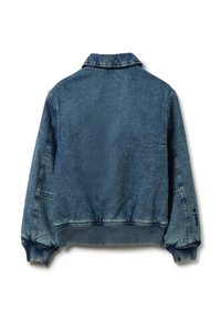 Dunkelblaue Jeansjacke mit Kragen, gerippten Bündchen und Saum. Hat eine verblasste Textur und einfache Nähakzente.