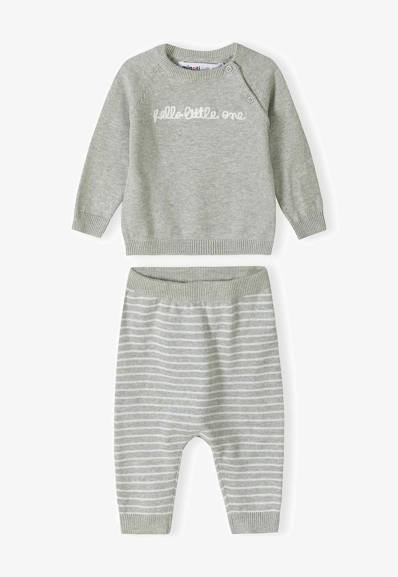 Svetlo sivi pleteni pulover z vezenjem "pozdrav majhnemu". V kombinaciji s sivimi črtastimi hlačami z elastičnim pasom. Mehka tekstura.