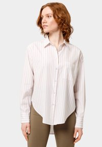 Lichtroze en witte gestreepte button-up shirt met een zak, een gebogen onderkant en lange mouwen gemaakt van een gladde stof.
