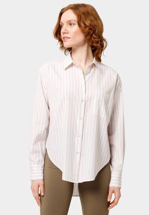 Lichtroze en witte gestreepte button-up shirt met een zak, een gebogen onderkant en lange mouwen gemaakt van een gladde stof.
