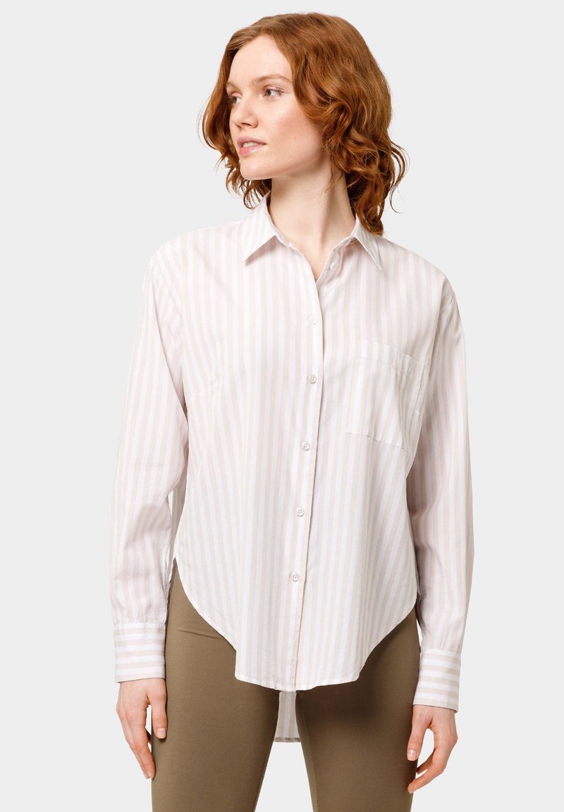 Lichtroze en witte gestreepte button-up shirt met een zak, een gebogen onderkant en lange mouwen gemaakt van een gladde stof.