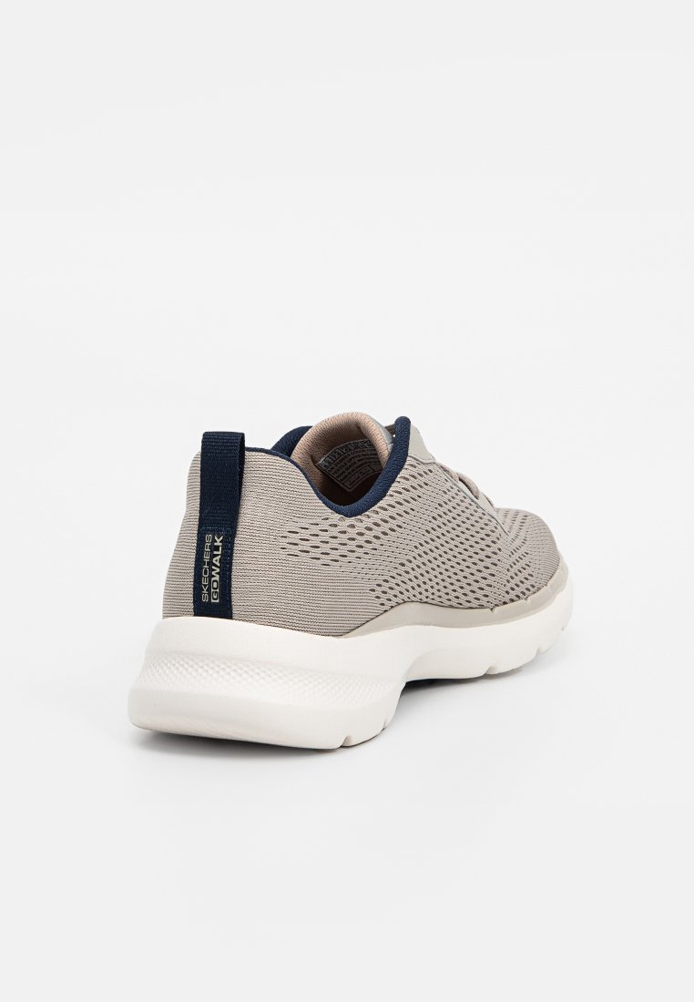 Hellgrauer Sportschuh mit atmungsaktivem Mesh-Obermaterial, navyblauen Akzenten, praktischer Schlupfdesign und einer weißen, gepolsterten Sohle. Die Rückseite verfügt über eine Zuglasche.