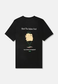 Mustat t-paidat, joissa on kuvio haarukasta ja spaghettiasta. Tekstissä lukee "Huomioi italialaista sielua" ja "Älä riko spaghettia!" valkoisella ja vihreällä.