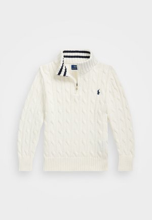 Suéter blanco de punto con cable, con cuello de media cremallera que presenta rayas azul marino y un pequeño logo bordado en azul marino en el pecho.