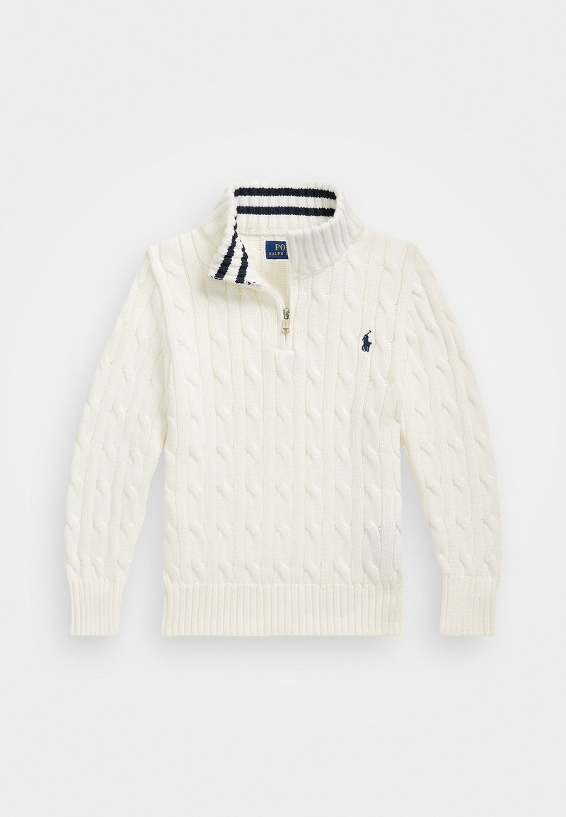 Pull en maille blanche avec col demi-fermeture éclair, rayures bleu marine et petit logo brodé bleu marine sur la poitrine.