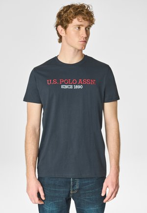 T-shirt in cotone blu navy con testo "U.S. POLO ASSN." rosso e bianco e "SINCE 1890" sotto, scollatura rotonda e maniche corte.