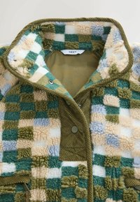 Jachetă din fleece cu un model în carouri în nuanțe de verde, crem și albastru deschis, cu o textură pufoasă și un guler din catifea. Include două capse.