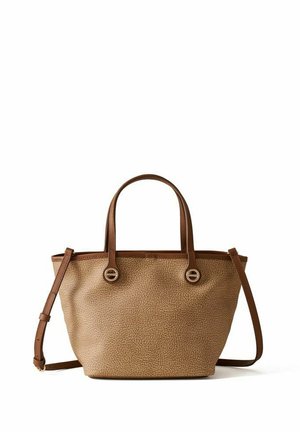 Piccola borsa color pelle chiara con texture, manici marroni e tracolla regolabile, esposta su sfondo bianco.