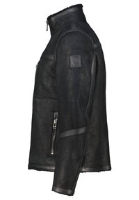 Veste en cuir noir avec col en fourrure, comportant des poches zippées, des accents en simili cuir, une surface texturée et un badge logo sur l'épaule.