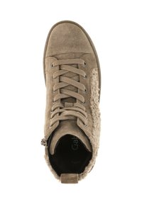 Bruine suède sneaker met een geprofileerde zijpaneel, vetersluiting aan de voorkant en een zijrits. Beschikt over een ronde neus en een rubberen zool.