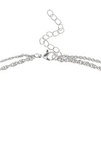 Collana in argento composta da catene intrecciate, con chiusura a moschettone e catena di estensione regolabile per personalizzare la lunghezza.