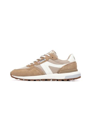 Zapatillas de ante color camello y cuero beige con detalles blancos, cordones redondos, suela de goma y detalles texturizados en el talón. Incluyen el logo de la marca en el lateral.