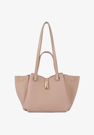 Sac à main en cuir beige avec surface texturée, fermoir doré, deux longues bandoulières et une petite poignée.