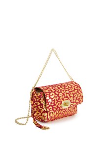 Rød og guld leopardprint crossbody taske med kædestropp, guld hardware og lås lukning. Tekstureret stoffinish med dekorative nitter.