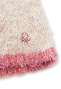 Scarf in lana lavorata a maglia di colore beige con una superficie morbida e texturizzata. Le estremità presentano una sfumatura dal beige al rosa. Inclusa una piccola decorazione ricamata di colore rosa.