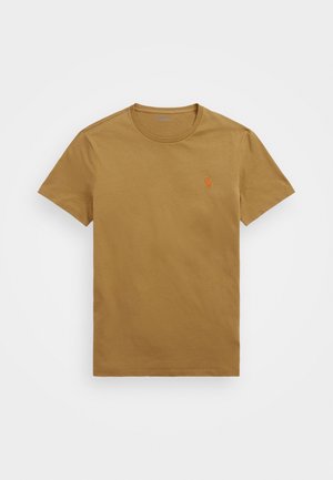 Brun T-shirt med korte ærmer og rund hals, med lille orange broderet logo på venstre bryst, lagt fladt på en hvid baggrund.