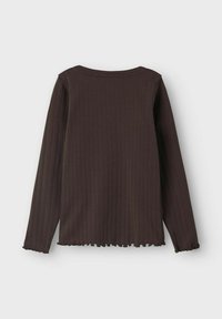 Brązowy, prążkowany, długi rękaw top z zaokrąglonym dekoltem i falbaną na dole. Posiada dopasowany krój i miękką teksturę.