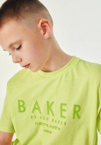 Baker by Ted Baker REGULAR FIT - Triko s potiskem - lime green