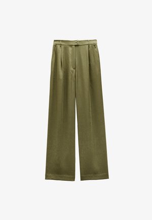 Oliwkowe spodnie o szerokich nogawkach wykonane z teksturowanej tkaniny, z zapięciem na guzik, fałdami z przodu i dwoma bocznymi kieszeniami.