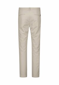 Beige broek met een rechte pijp, voorzien van twee achterzakken en een knoopaccent. Gemaakt van een soepele, lichte stof.