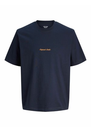 Mørkeblå bomulds t-shirt med rund hals, med en tekstureret gylden tekst "Original Studio" på brystet. Korte ærmer med en afslappet pasform.