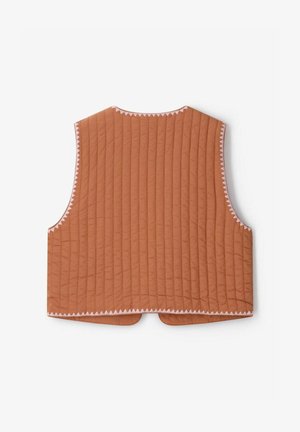 Braune gesteppte Weste mit vertikalen Nähten und weißem dreieckigem Rand entlang der Kanten, flach von hinten auf weißem Hintergrund präsentiert.