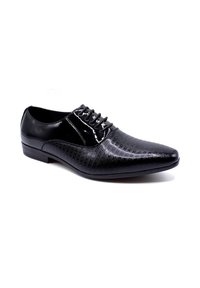 Chaussure de dress en cuir noir avec un bout pointu, présentant des lignes diagonales texturées et un laçage décoratif. Fini lisse avec un léger éclat.