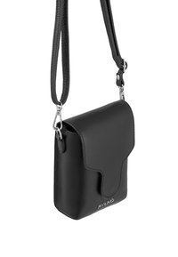 Schwarze Leder-Umhängetasche mit strukturiertem Finish, Klappenverschluss und verstellbarem Riemen. Verfügt über silberne Beschläge und ein geprägtes Logo.
