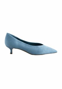 Zapato de tacón bajo tipo kitten de ante azul con punta afilada. Textura suave y diseño minimalista, con un forro interior suave.