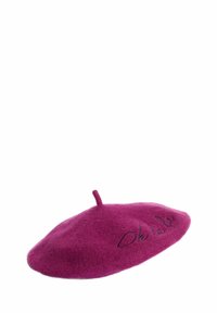 Violets vilnas berete ar nelielu kātiņu augšpusē un melnu izšuvumu "Oh la la" malā.