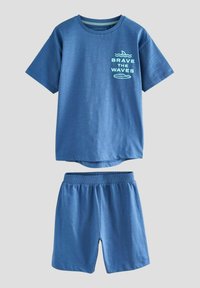 Tricou scurt cu mânecă, de culoare albastră, cu grafică "BRAVE THE WAVES", asociat cu șorturi asortate. Material moale și talie elastică pentru confort.