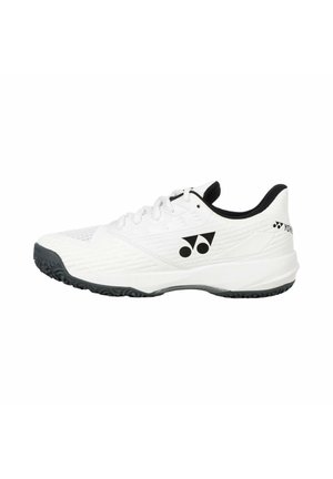 Scarpa sportiva bianca a taglio basso con suola nera e rivestimento interno, con logo Yonex sul lato e sul tallone.