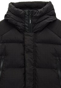 Schwarze gesteppte Daunenjacke mit hohem Kragen, ausgestattet mit einem Reißverschluss vorne und zwei seitlichen Taschen mit Reißverschlüssen. Glatte, leichte Textur.