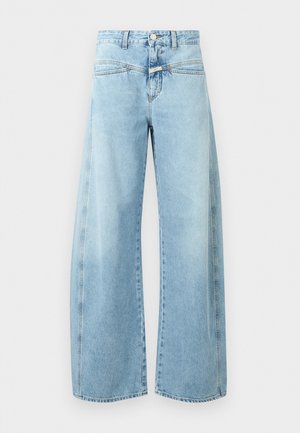 Ανοιχτό μπλε τζιν με ψηλή μέση και φαρδιά μπατζάκια, με μπροστινές τσέπες, θηλιές για ζώνη και κούμπωμα με κουμπιά, εμφανίζεται σε λευκό φόντο.