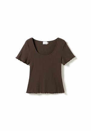 Brun ribbet kortærmet top med rund halsudskæring og frynsedetaljer. Lavet af et blødt, strækbart stof for komfort.
