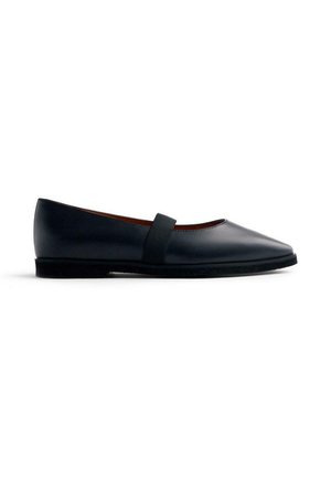 Ballerine in pelle nera con punta arrotondata, superficie texture, cinturino elastico sul collo del piede e suola piatta in gomma.