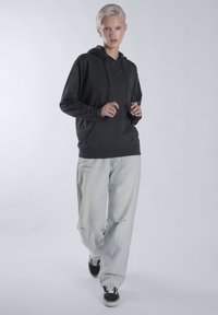 Mira Paris PINS BACK EMBROIDERY UNISEX - Pulover s kapuco - black