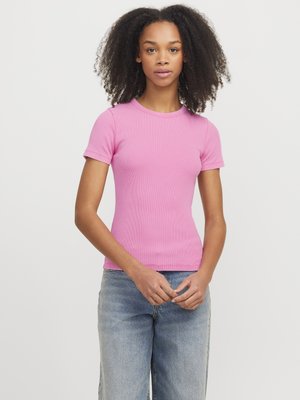 Tilpasset rosa ribbestrikket T-skjorte med korte ermer og rund hals, kombinert med lyseblå vide jeans. Glatt tekstur, uformell stil.