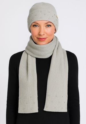 Set di berretto e sciarpa a coste grigio chiaro, con piccole perline decorative, tessuto morbido e vestibilità aderente.