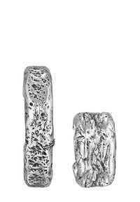 Texturerade hoopörhängen i silverfärgad metall med en grov yta, som har varierande mönster och organiska former. Två distinkta stilar visas.
