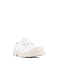 Las zapatillas de lona blancas cuentan con una puntera redonda, diseño con cordones, suela de goma texturizada y acentos de goma pálida contrastantes.
